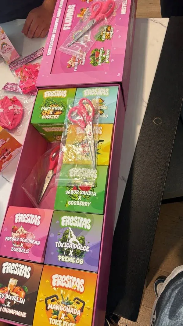 Fresitas dual-chamber flavor collection displayed in the full master case